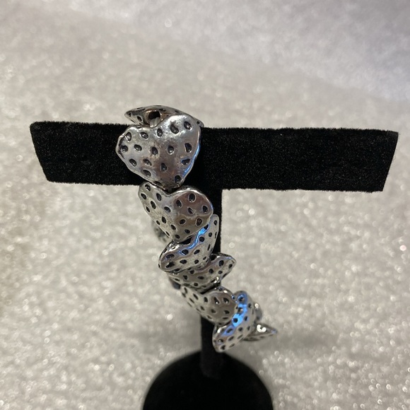 NWOT - Pewter Coloured Stretch Textured Heart Bracelet - Picture 6 of 9